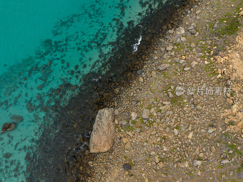 抽象的空中照片卵石海滩旁边的蓝色大海与海浪，Con岛，Con Son岛，巴里亚头省